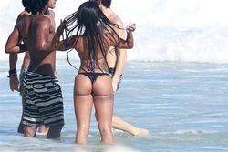 Carioca Aline Riscado flagrada de biquíni pequeno em praia RJ