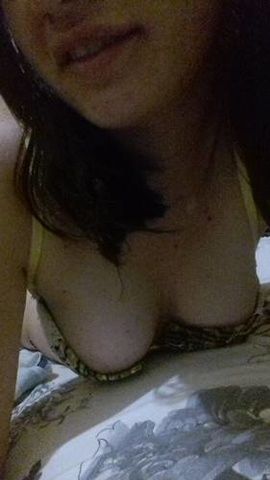 Goiana safadinha de 24 aninhos tocando siririca gostosa em fotos