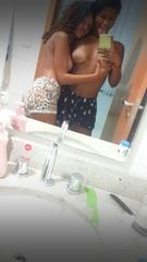 Fotos amigas Raiza e Janaina de São Gonçalo RJ peladas na frente do espelho