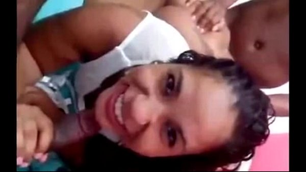 morena sorridente na suruba fodendo muito com os amigos