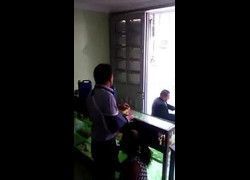 funcionaria safada chupando chefe atras do balcão na loja