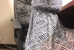 secretaria tocando siririca atrás da mesa no escritório